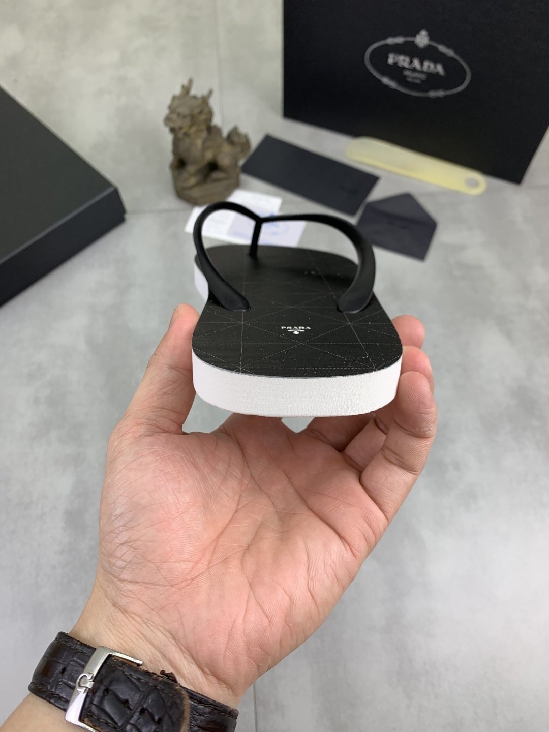 微商相册测试鞋子-Prada Dark Gray and Black Flip-Flops — side