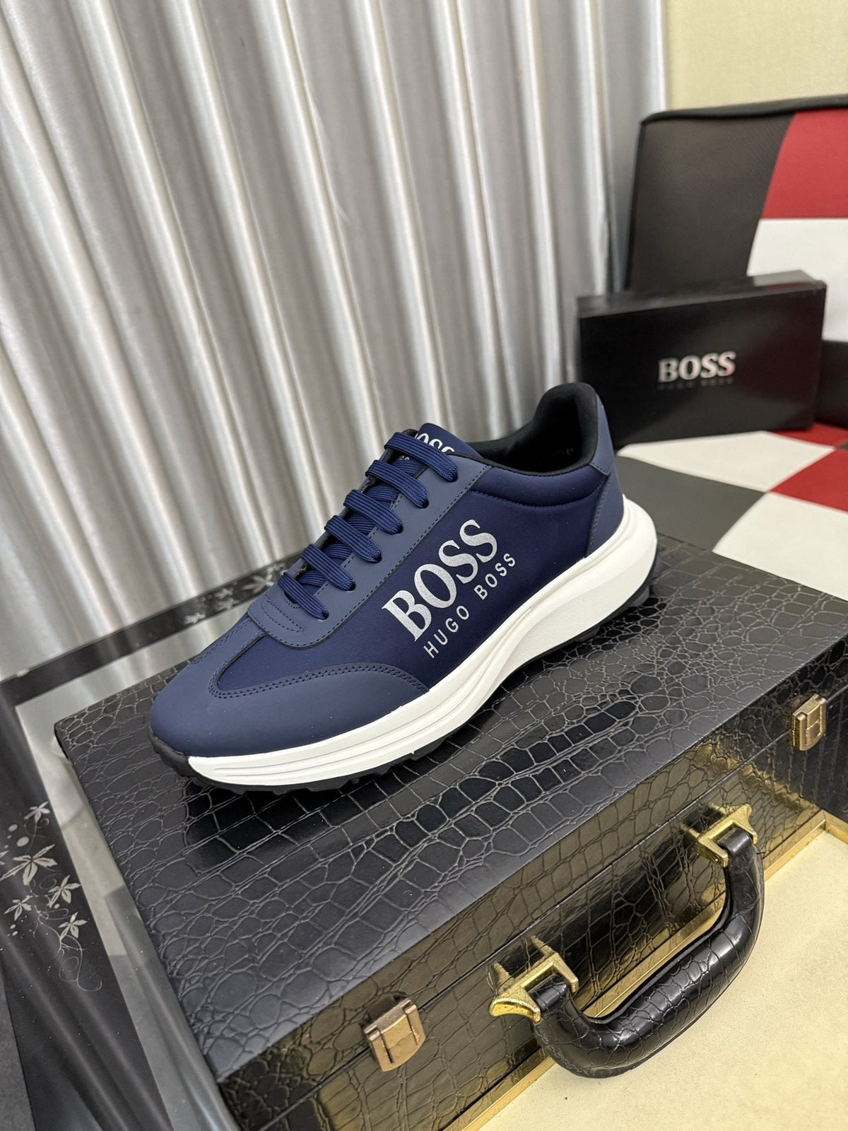 Hugo Boss Logo Low-Top Sneakers — front