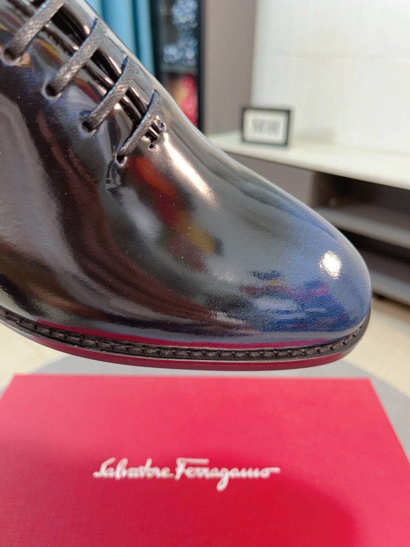 Ferragamo Plain-Toe Leather Lace-Up Dress Shoes — detail